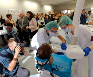 Des étudiantes lors d'un examen radiologique sur l'un des mannequins.